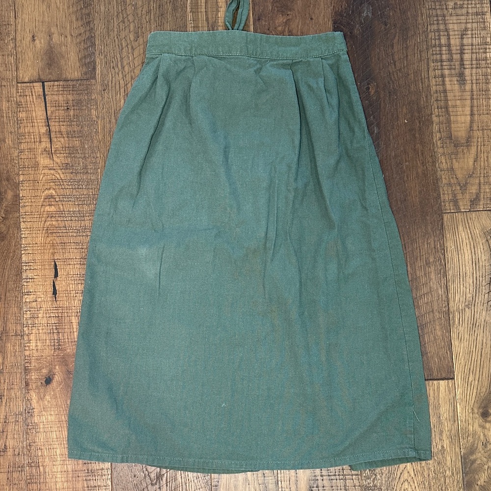 Elegant Button-Front Midi Skirt in Forest Green - Picture 5 of 5